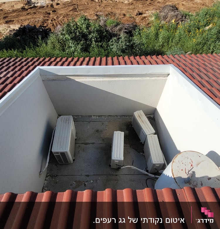 גג רעפים אדום עם יחידות מיזוג אוויר